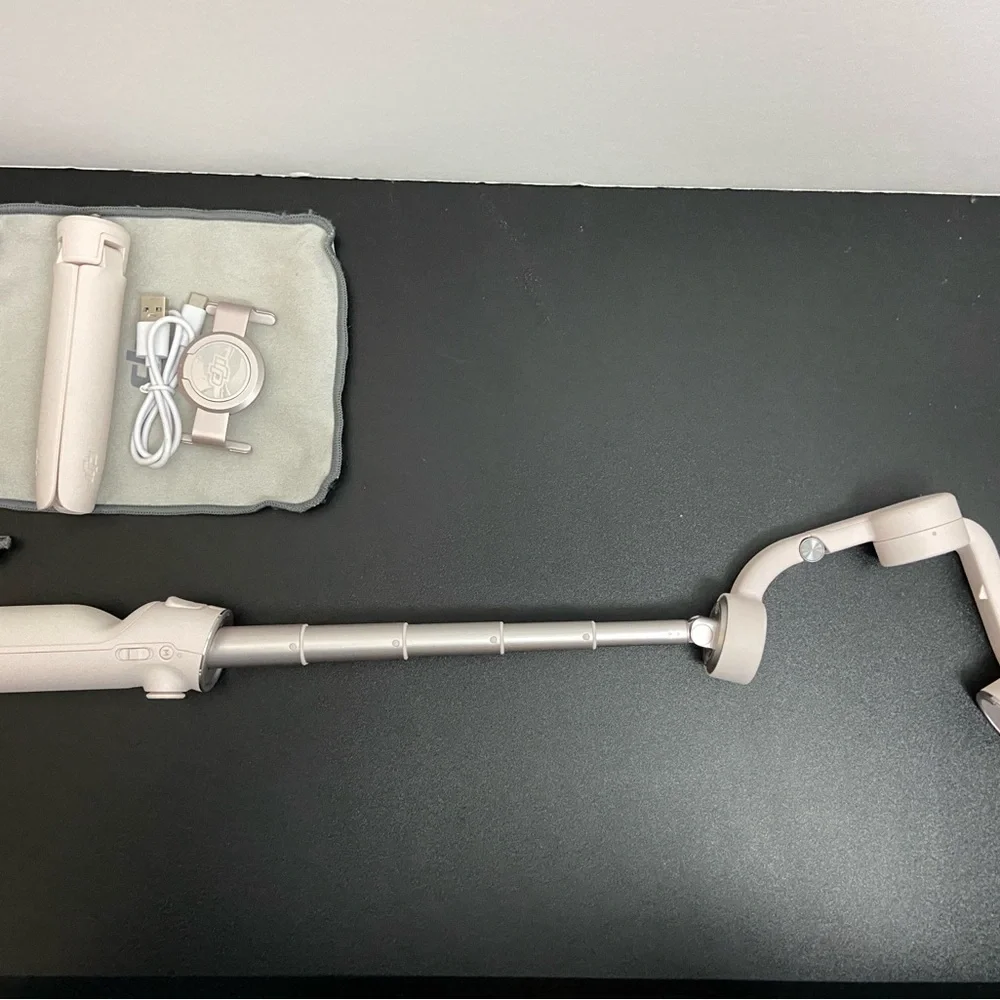 DJI OM 5 - Original Box Included + Built-In Selfie Stick - Picture 7 of 8
